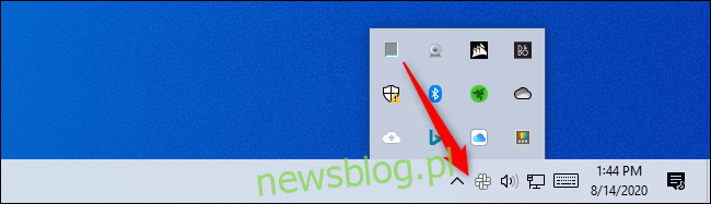 Odkrywanie ikony obszaru powiadomień Menedżera zadań w systemie Windows 10.