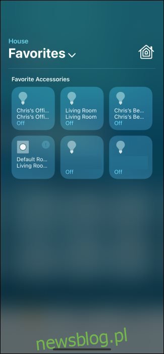 Centrum sterowania iPhone'a pokazujące ulubione inteligentne urządzenia domowe.