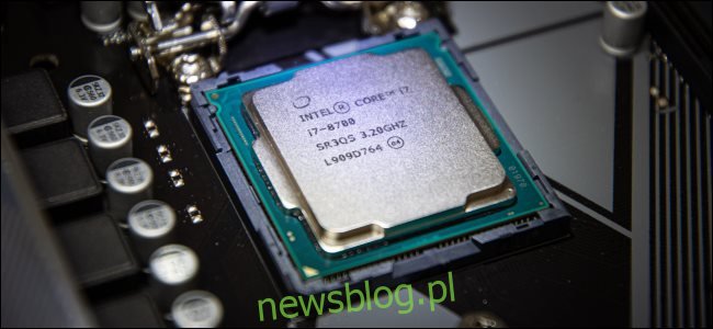 Procesor Intel w gnieździe płyty głównej.