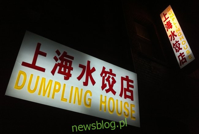 Nocne zdjęcie podświetlonego szyldu restauracji Dumpling House zrobione iPhonem 4.