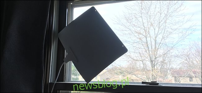 Antena telewizyjna na oknie