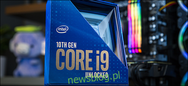 Niebieskie opakowanie procesora Intel 10.generacji z komputerem stacjonarnym w tle