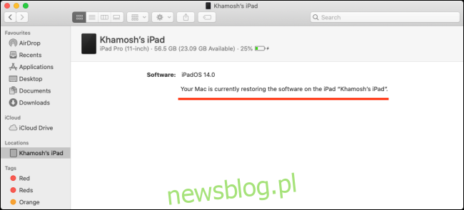 Pasek postępu przywracania dla iPada na komputerze Mac.