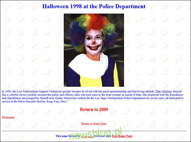 Aktualizacja ze strony internetowej policji przedstawiająca pracownika ubranego w kostium klauna na Halloween. 