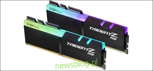 Dwie pamięci RAM G.Skill Trident-Z z wbudowanymi diodami LED RGB na górze.