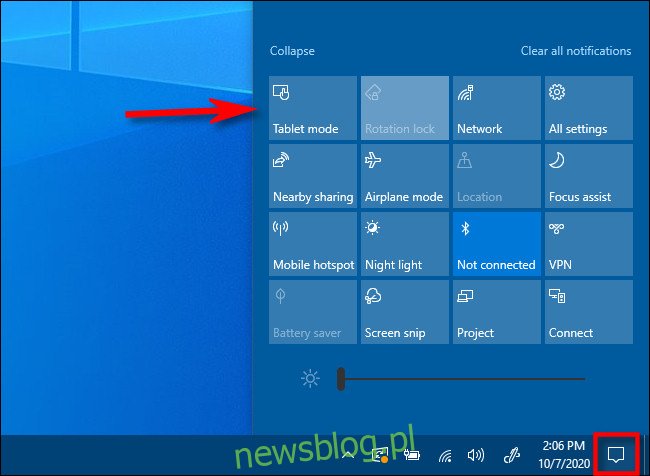 W Centrum akcji systemu Windows 10 dotknij przycisku Tryb tabletu.
