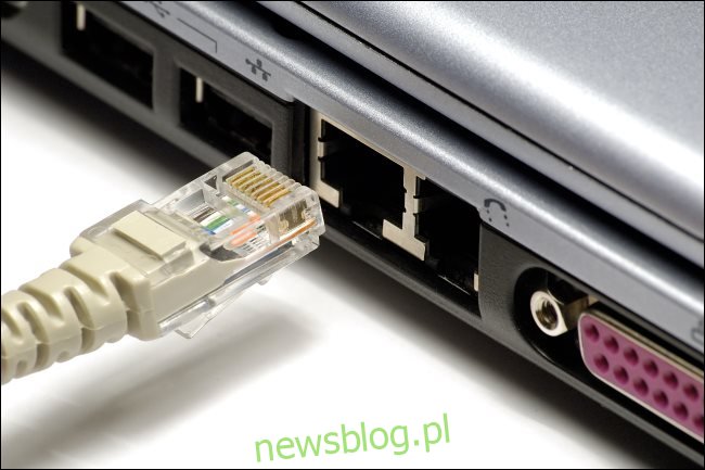 Kabel Ethernet odłączony od laptopa.