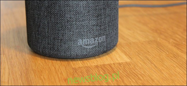 Amazon Echo na stole.