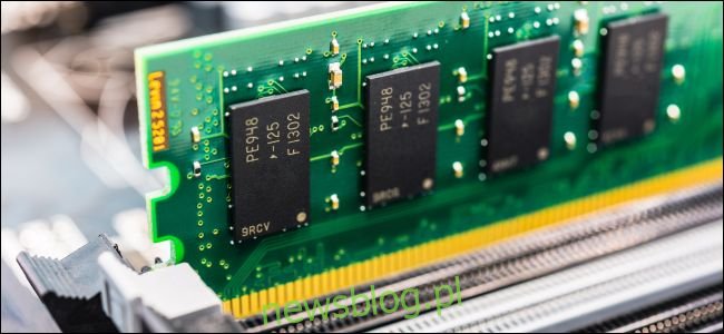 Pamięć RAM z gołymi modułami znajdująca się w gnieździe pamięci RAM płyty głównej.