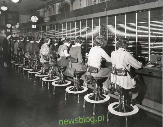 Operatorzy telefoniczni korzystający z centrali w latach 30.