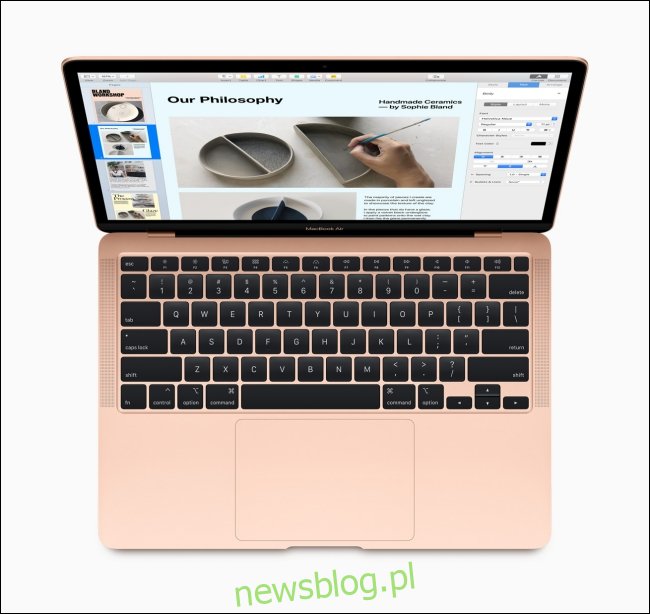 MacBook Air z klawiaturą Magic Keyboard