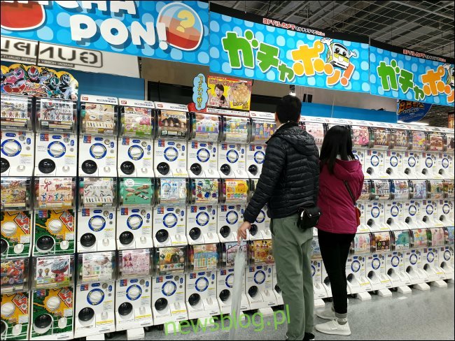 Maszyny Gachapon w sklepie elektronicznym w Japonii.