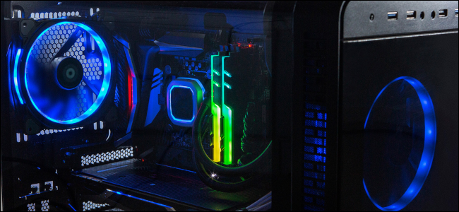 Wnętrze komputera do gier z niebieskim, żółtym i podświetleniem RGB na elementach.