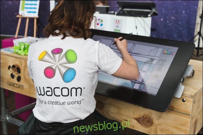 Artysta cyfrowy pracujący na dużym tablecie Wacom.