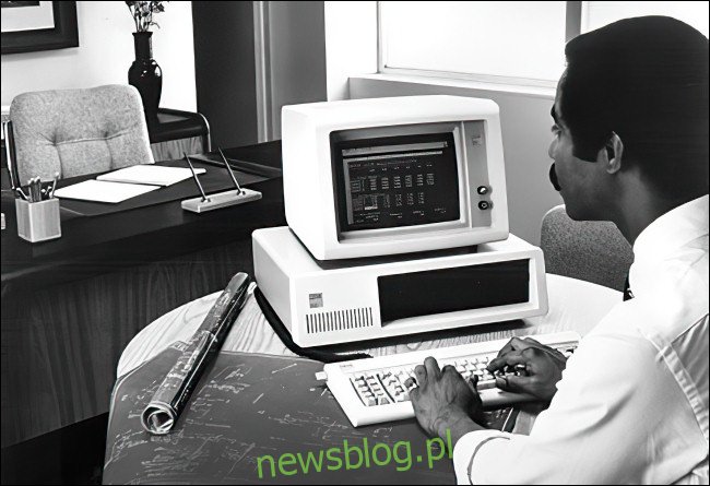 Mężczyzna pracujący na IBM PC 5150.