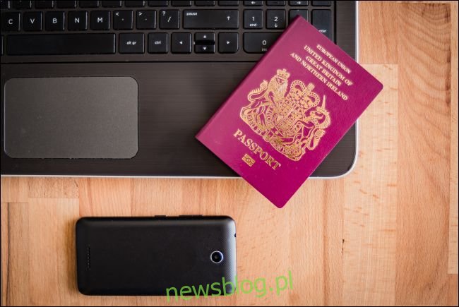 Paszport brytyjski z laptopem i smartfonem