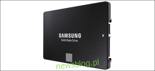 Czarny 2,5-calowy dysk SSD Samsung na białym tle