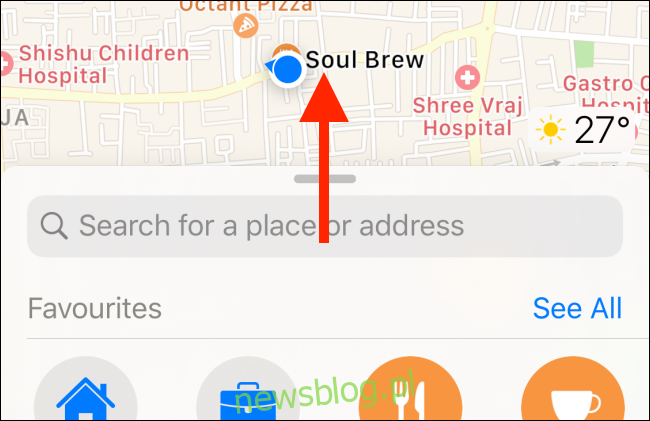 Przesuń w górę, aby rozwinąć menu w Apple Maps.