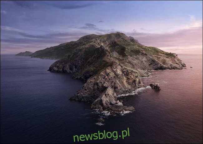 Podstawowa tapeta macOS Catalina przedstawiająca skalną wyspę otoczoną morzem.