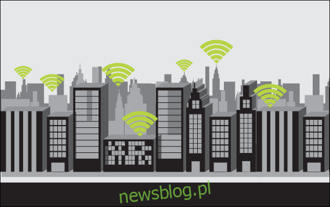 Ikony Wi-Fi nałożone na panoramę miasta.