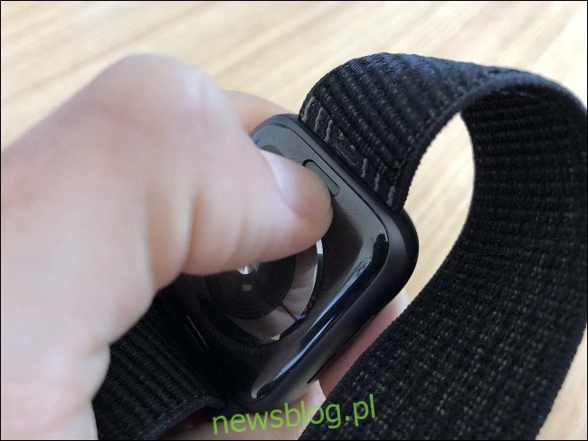 Zdejmij pasek Apple Watch za pomocą przycisków z tyłu zegarka