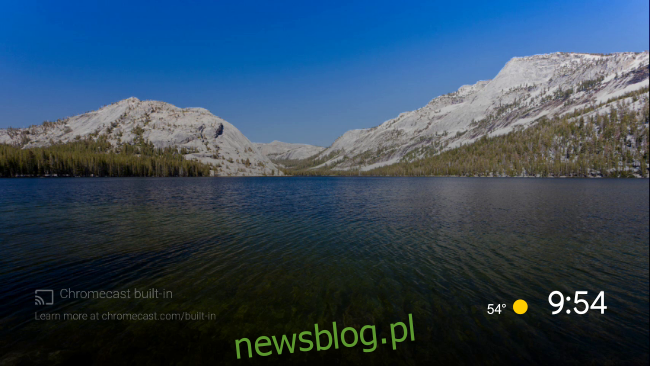 Domyślny wygaszacz ekranu Android TV przedstawiający jezioro otoczone górami.