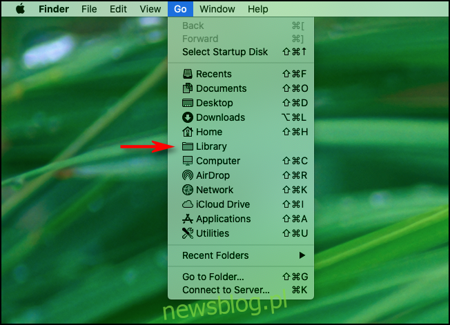 Hold Option i kliknij menu Go w Finderze na Macu, aby zobaczyć opcję biblioteki