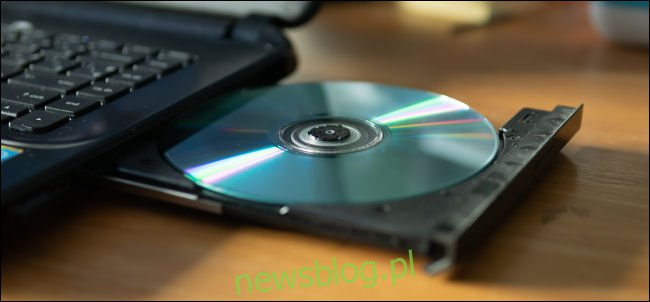 Dysk CD w kieszeni napędu DVD-R do laptopa.