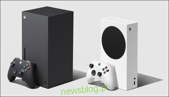Xbox Series X i Series S z kontrolerami.